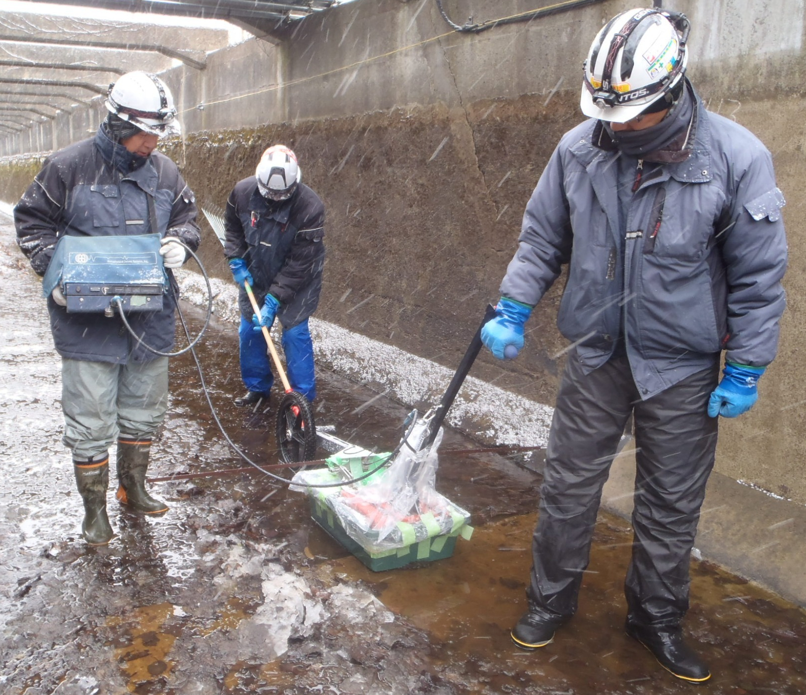 写真：水路下の空洞調査