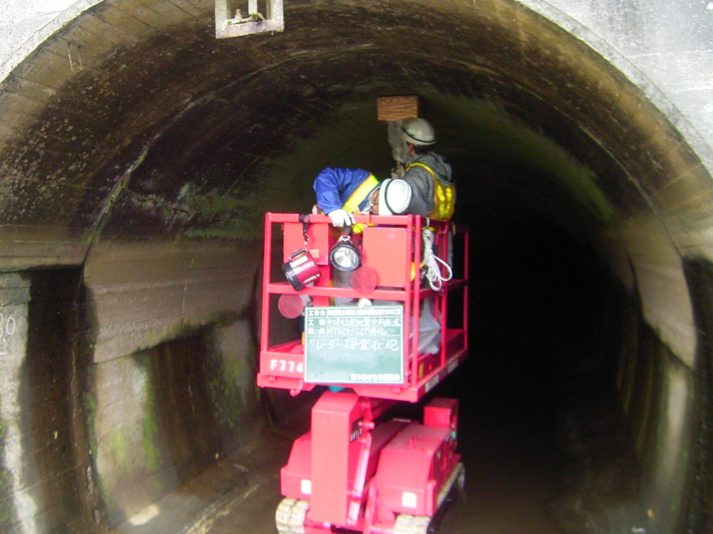 写真：トンネル空洞調査